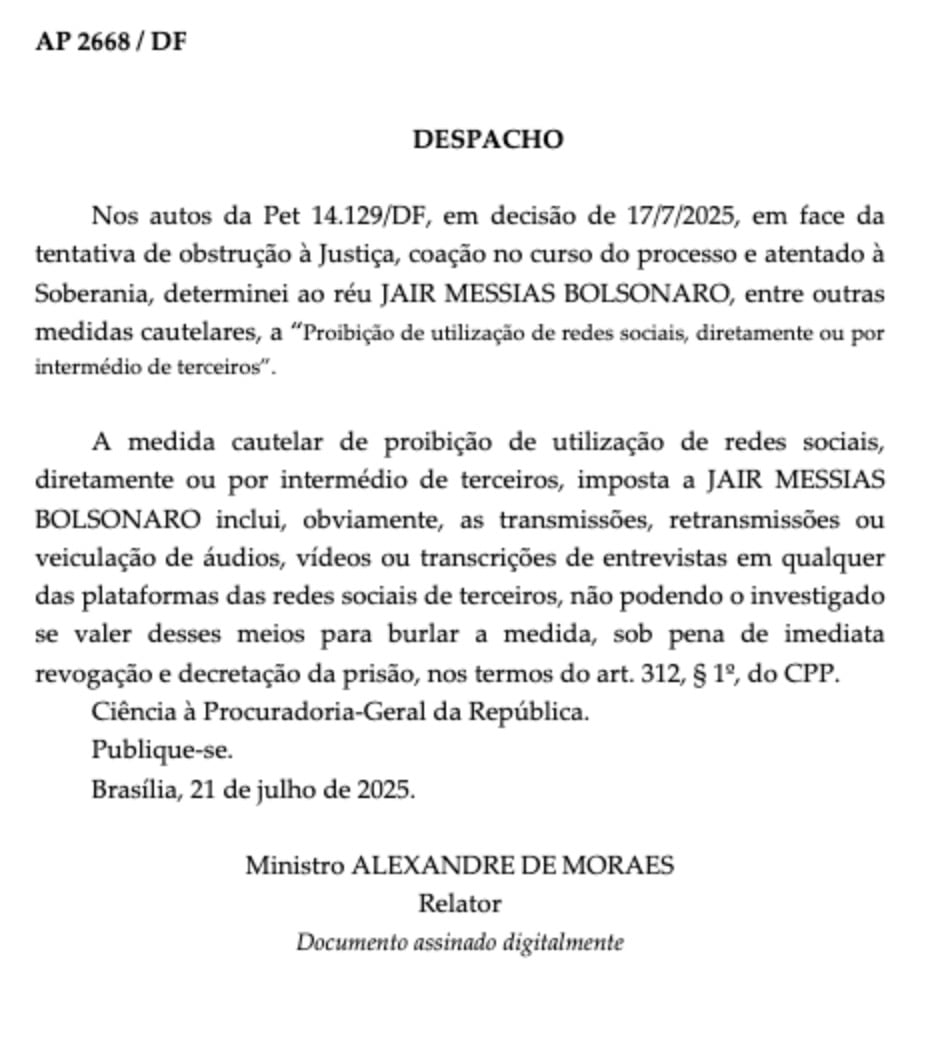 Official legal document dated 21 July 2025, signed by Minister Alexandre de Moraes, ordering Jair Messias Bolsonaro to be prohibited from using social media directly or through third parties as a precautionary measure in a legal case, including bans on posting or retransmitting audio, video, or interview transcripts on any social media platforms, with immediate penalties for violation including arrest.